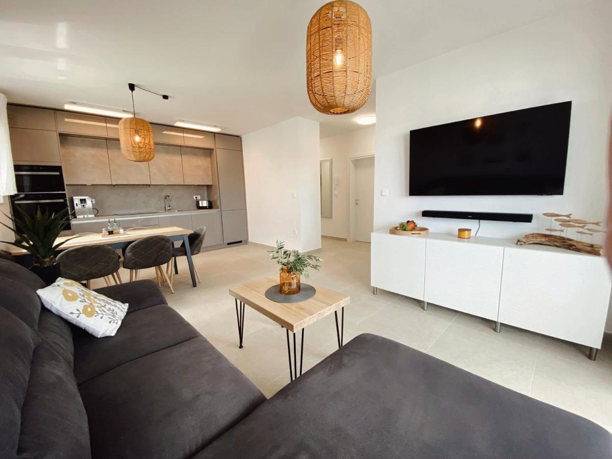 Apartment Agnes With 63 M2 Rooftop Terrace, Grill And Pool 오크루그고른지 외부 사진